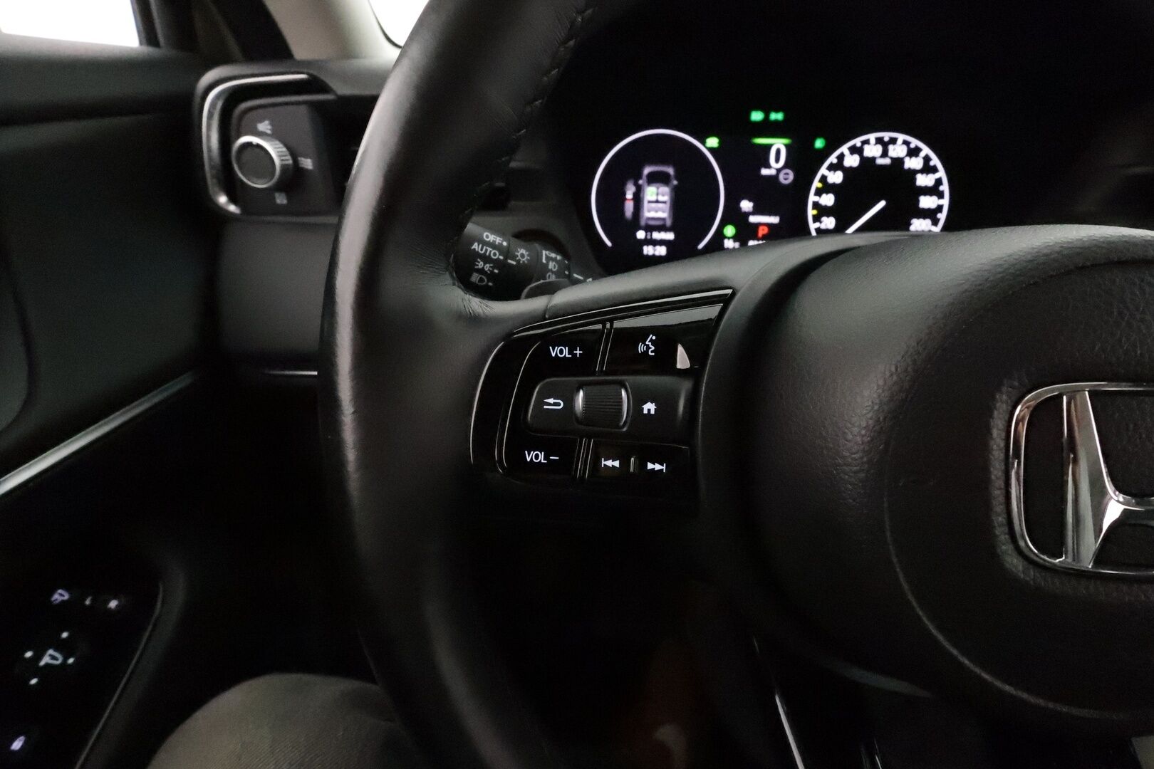 Honda HR-V 2022 Hybrid Advance **Adapt.vakkari / P.kamera / LED / Lohkolämmitin / Digimittaristo / Navi / Puolinahat / KeylessGo** - 3,99 % KORKOTARJOUS TÄHÄN AUTOON 31.8. ASTI! - Suomi-auto / Kahdet renkaat aluvanteilla / Ratin lämmitin / Apple&Android / Sähköluukku 