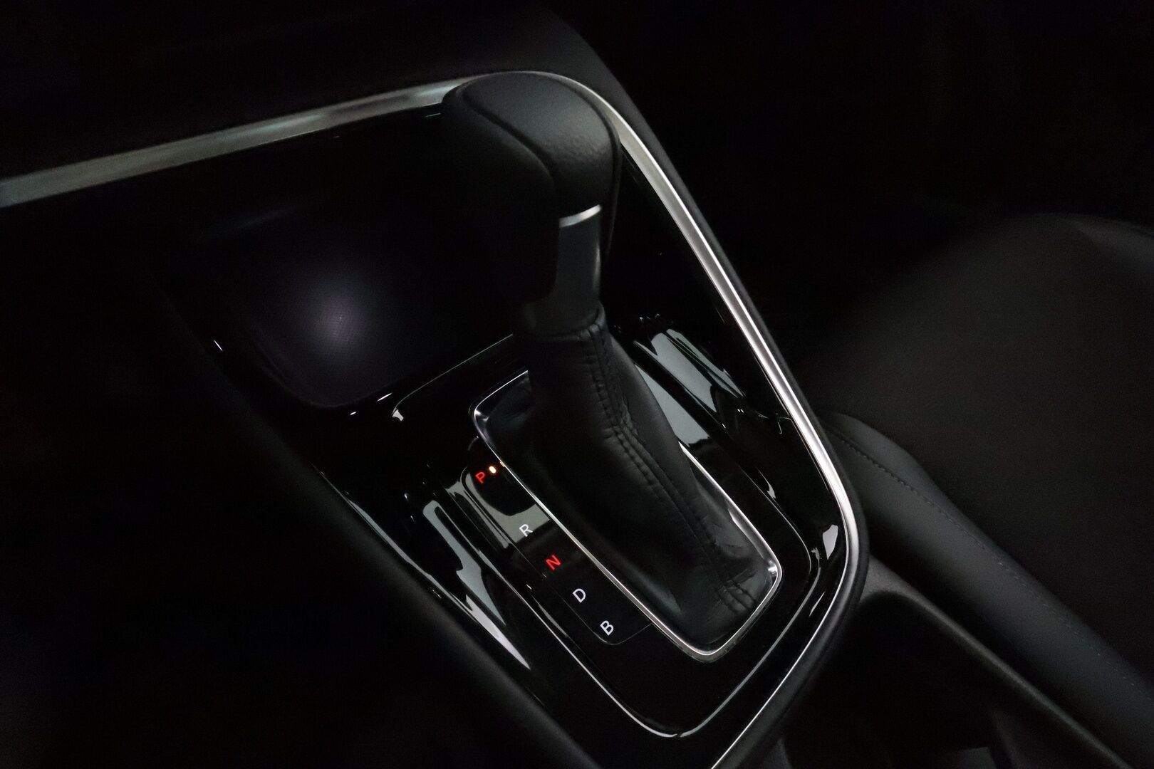 Honda HR-V 2022 Hybrid Advance **Adapt.vakkari / P.kamera / LED / Lohkolämmitin / Digimittaristo / Navi / Puolinahat / KeylessGo** - 3,99 % KORKOTARJOUS TÄHÄN AUTOON 31.8. ASTI! - Suomi-auto / Kahdet renkaat aluvanteilla / Ratin lämmitin / Apple&Android / Sähköluukku 