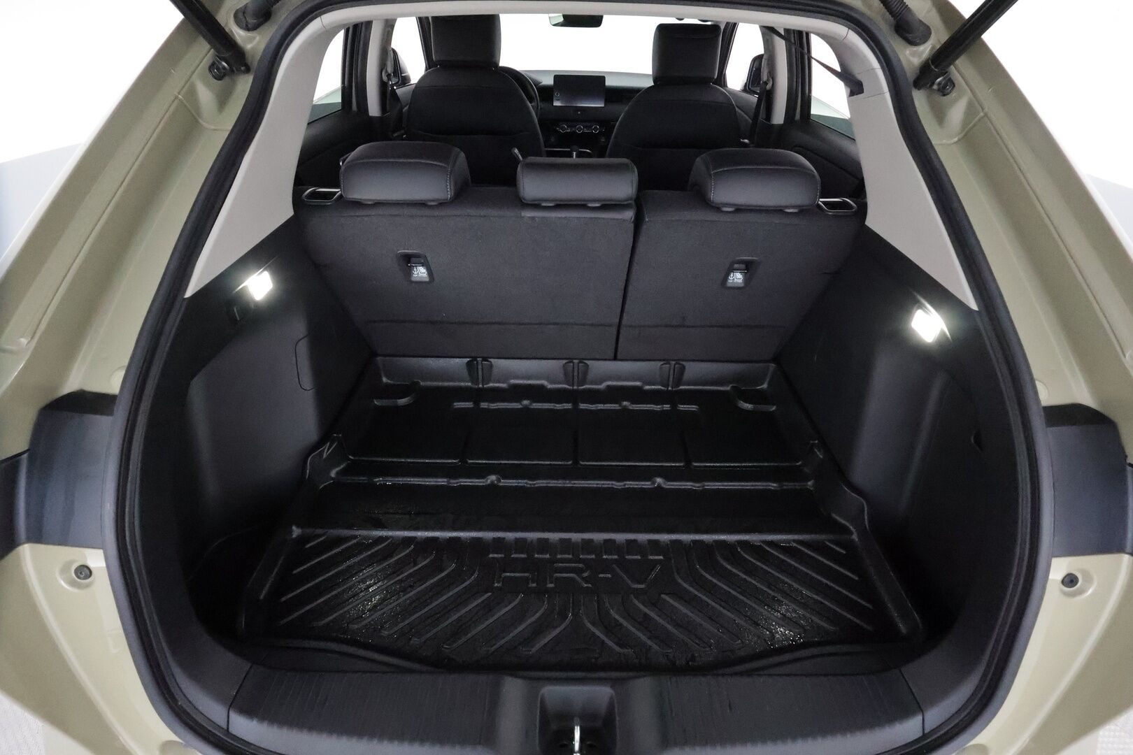 Honda HR-V 2022 Hybrid Advance **Adapt.vakkari / P.kamera / LED / Lohkolämmitin / Digimittaristo / Navi / Puolinahat / KeylessGo** - 3,99 % KORKOTARJOUS TÄHÄN AUTOON 31.8. ASTI! - Suomi-auto / Kahdet renkaat aluvanteilla / Ratin lämmitin / Apple&Android / Sähköluukku 