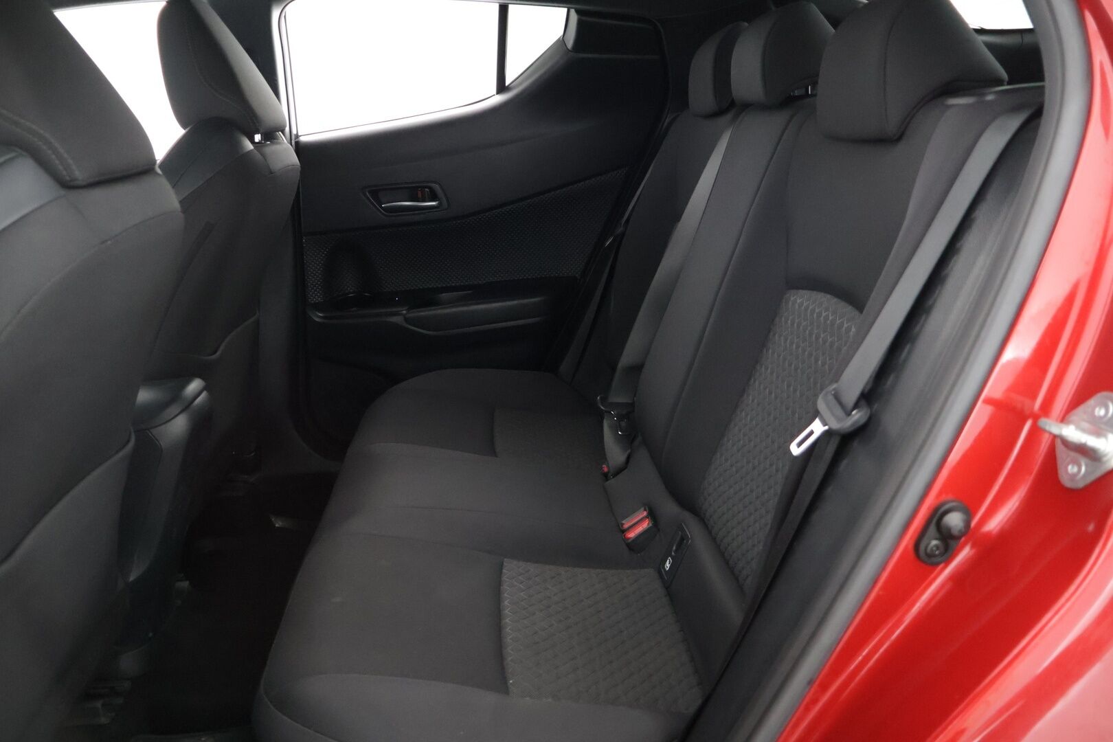 Toyota C-HR 2022 1,8 Hybrid Intense Edition *1-OM. Suomi-Auto / ACC / Lohko / Kamera / Ratinlämmitin / BLIS* - Kahdet renkaat