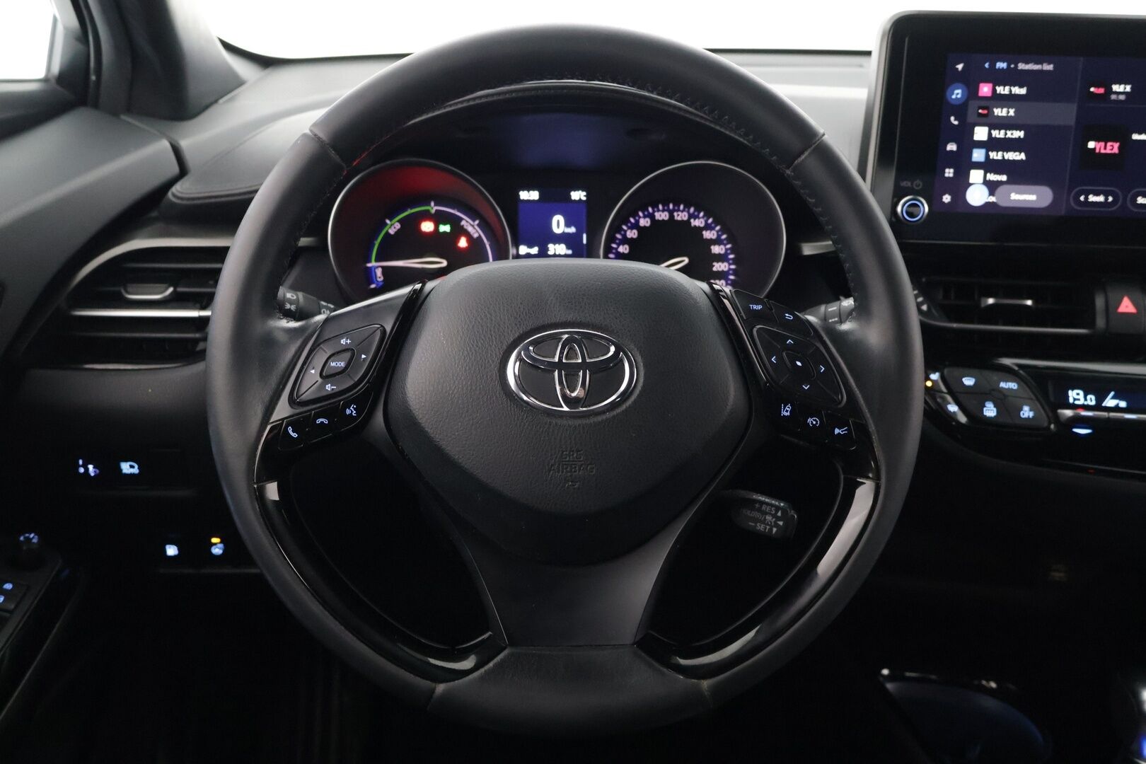 Toyota C-HR 2022 1,8 Hybrid Intense Edition *1-OM. Suomi-Auto / ACC / Lohko / Kamera / Ratinlämmitin / BLIS* - Kahdet renkaat