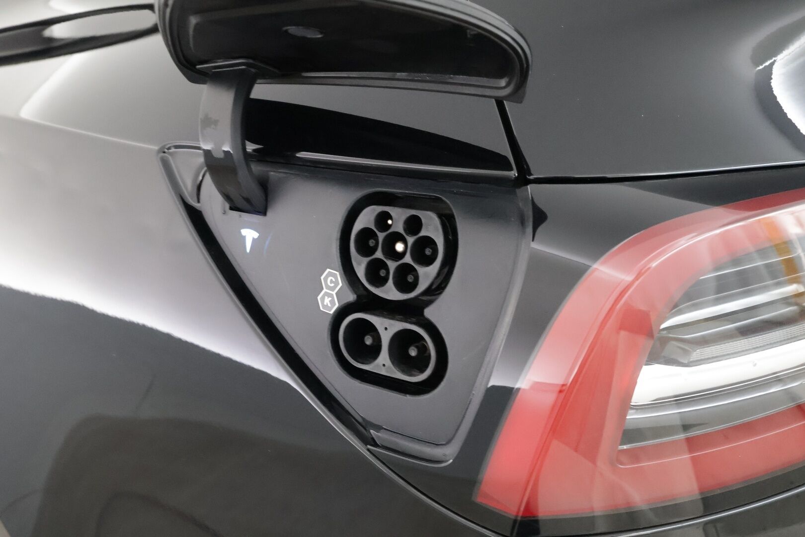 Tesla Model Y 2022 Long Range - | Koukku | ILP | Lasikatto | ACC | Matrix-LED | P.kamera | Muistipenkki | Premium Audio | Navi | Kaistavahti | Keyless | 1-om Suomi-auto | Kahdet renkaat | 2x Latauskaapelit |