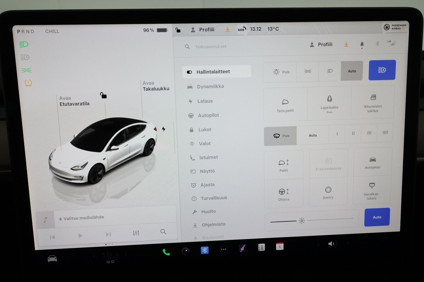 Tesla Model 3 2022 Standard Range Plus *Vetokoukku / AMD Ryzen / Autopilot / Lämpöpumppu / Matrix LED / Lasikatto / P.kamera* - 1.om Suomi-auto / Kahdet renkaat aluvanteilla