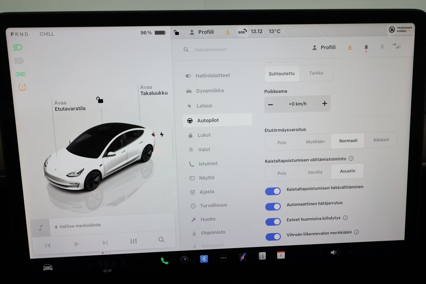 Tesla Model 3 2022 Standard Range Plus *Vetokoukku / AMD Ryzen / Autopilot / Lämpöpumppu / Matrix LED / Lasikatto / P.kamera* - 1.om Suomi-auto / Kahdet renkaat aluvanteilla