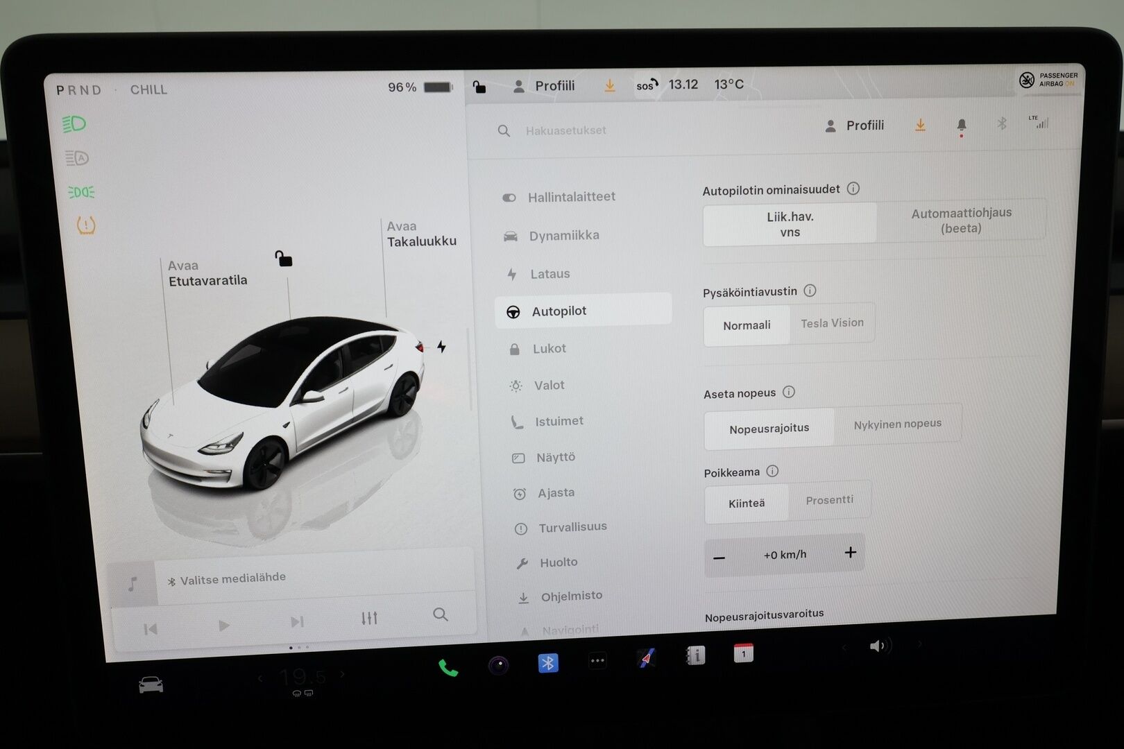 Tesla Model 3 2022 Standard Range Plus *Vetokoukku / AMD Ryzen / Autopilot / Lämpöpumppu / Matrix LED / Lasikatto / P.kamera* - 1.om Suomi-auto / Kahdet renkaat aluvanteilla