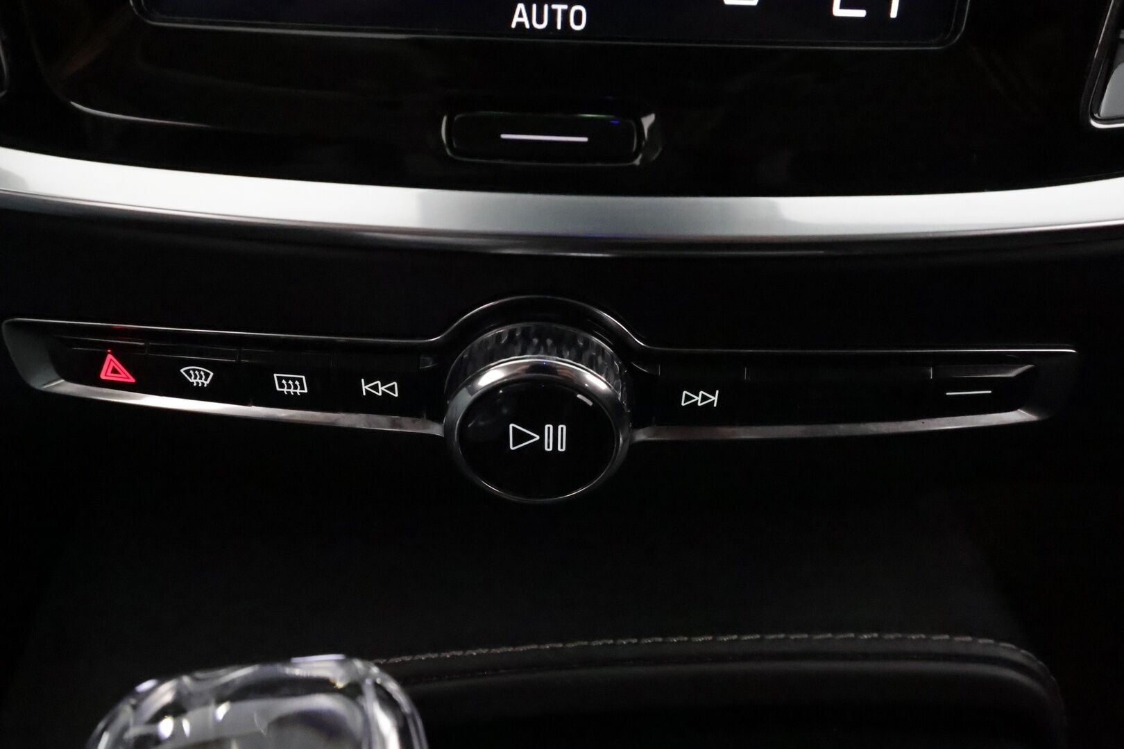Volvo V60 2020 T8 TwE AWD Inscription aut** Ilmastoidut ja hierovat Muistipenkit / Adapt.vakkari / Pa-lisälämmitin / Koukku / P.kamera * - 3,99 % KORKOTARJOUS TÄHÄN AUTOON - * Sporttipenkit / Apple&Android / Merkkihuollettu / Hyvät varusteet! *