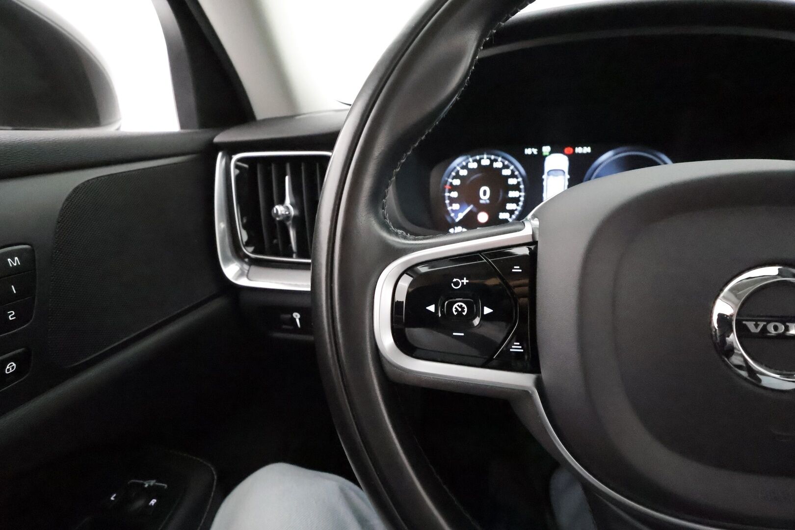 Volvo V60 2020 T8 TwE AWD Inscription aut** Ilmastoidut ja hierovat Muistipenkit / Adapt.vakkari / Pa-lisälämmitin / Koukku / P.kamera * - 3,99 % KORKOTARJOUS TÄHÄN AUTOON - * Sporttipenkit / Apple&Android / Merkkihuollettu / Hyvät varusteet! *