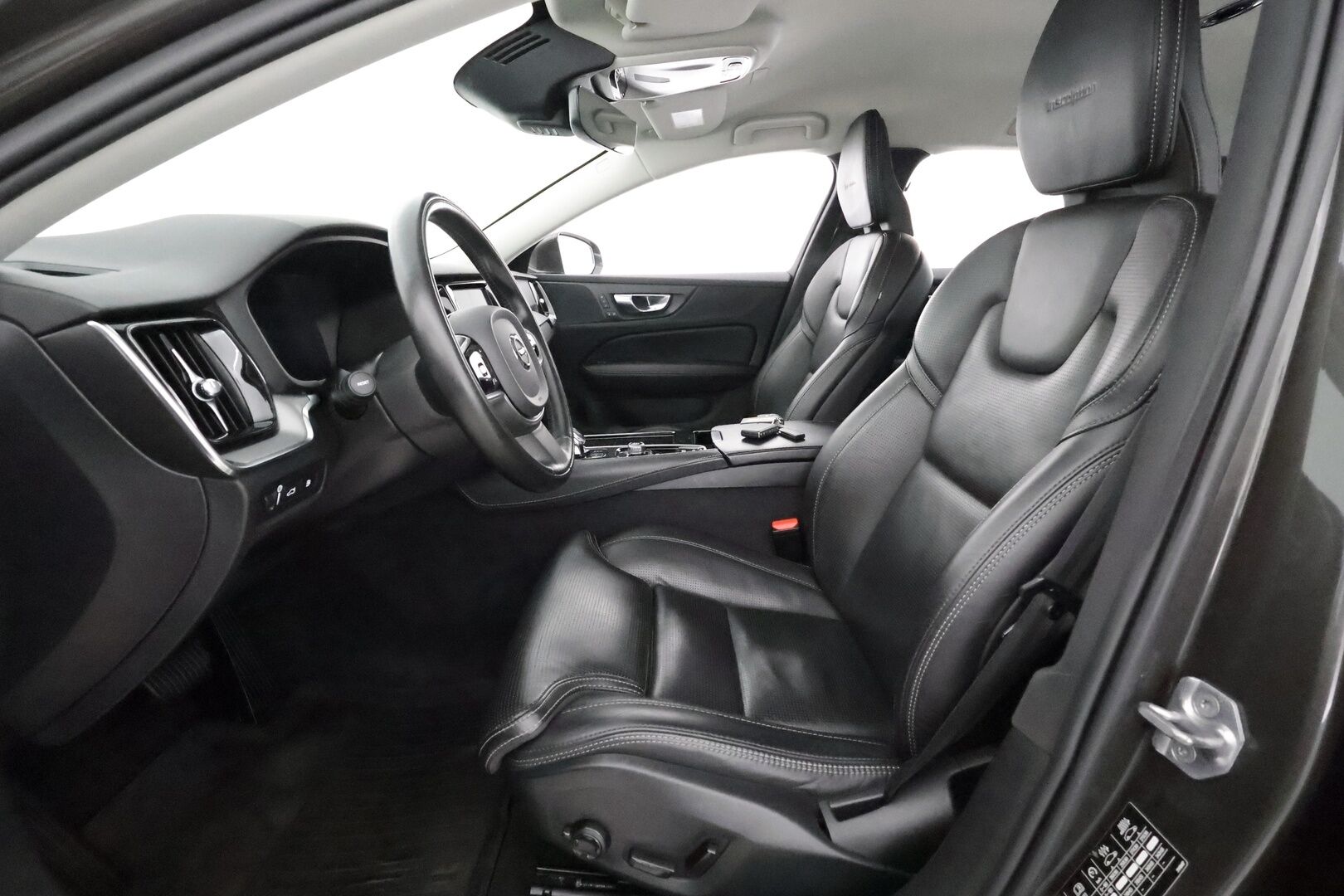 Volvo V60 2020 T8 TwE AWD Inscription aut** Ilmastoidut ja hierovat Muistipenkit / Adapt.vakkari / Pa-lisälämmitin / Koukku / P.kamera * - 3,99 % KORKOTARJOUS TÄHÄN AUTOON - * Sporttipenkit / Apple&Android / Merkkihuollettu / Hyvät varusteet! *