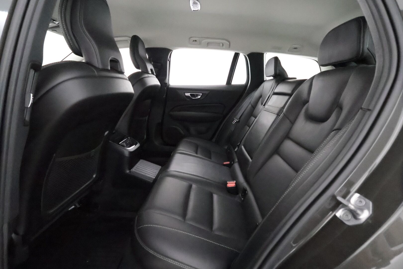 Volvo V60 2020 T8 TwE AWD Inscription aut** Ilmastoidut ja hierovat Muistipenkit / Adapt.vakkari / Pa-lisälämmitin / Koukku / P.kamera * - 3,99 % KORKOTARJOUS TÄHÄN AUTOON - * Sporttipenkit / Apple&Android / Merkkihuollettu / Hyvät varusteet! *
