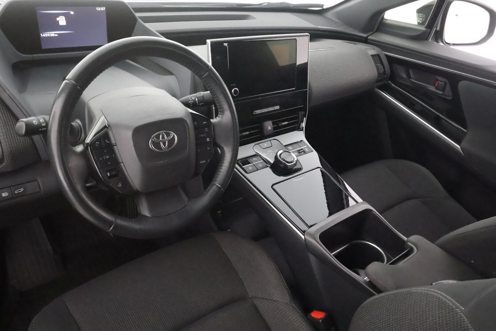 Toyota bZ4X 2023 Active AWD - | ACC | ILP | P.kamera | Kaistavahti | Lämm. ratti | Lämm tuulilasi | Apple & Android | 1-om suomiauto | 2x renkaat aluin |
