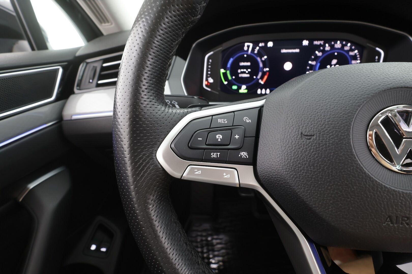 Volkswagen Passat 2020 Variant GTE Plug-In Hybrid 160 kW DSG-automaatti - Facelift | Webasto | ACC | Vetokoukku | Digimittari | iQ Matrix LED | Nahka-Alcantara | Peruutuskamera | ergoComfort | Huippuvarusteet!