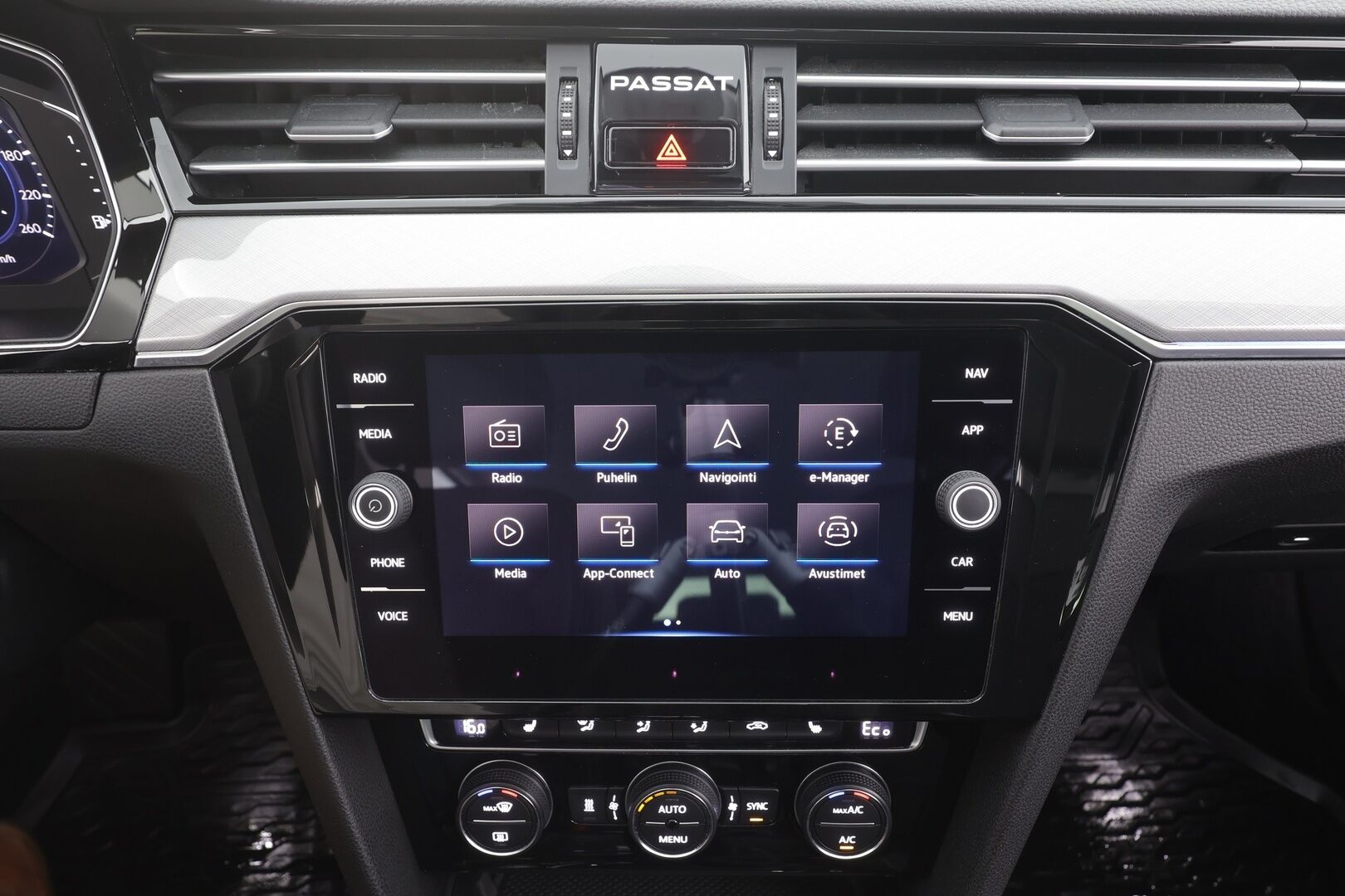 Volkswagen Passat 2020 Variant GTE Plug-In Hybrid 160 kW DSG-automaatti - Facelift | Webasto | ACC | Vetokoukku | Digimittari | iQ Matrix LED | Nahka-Alcantara | Peruutuskamera | ergoComfort | Huippuvarusteet!