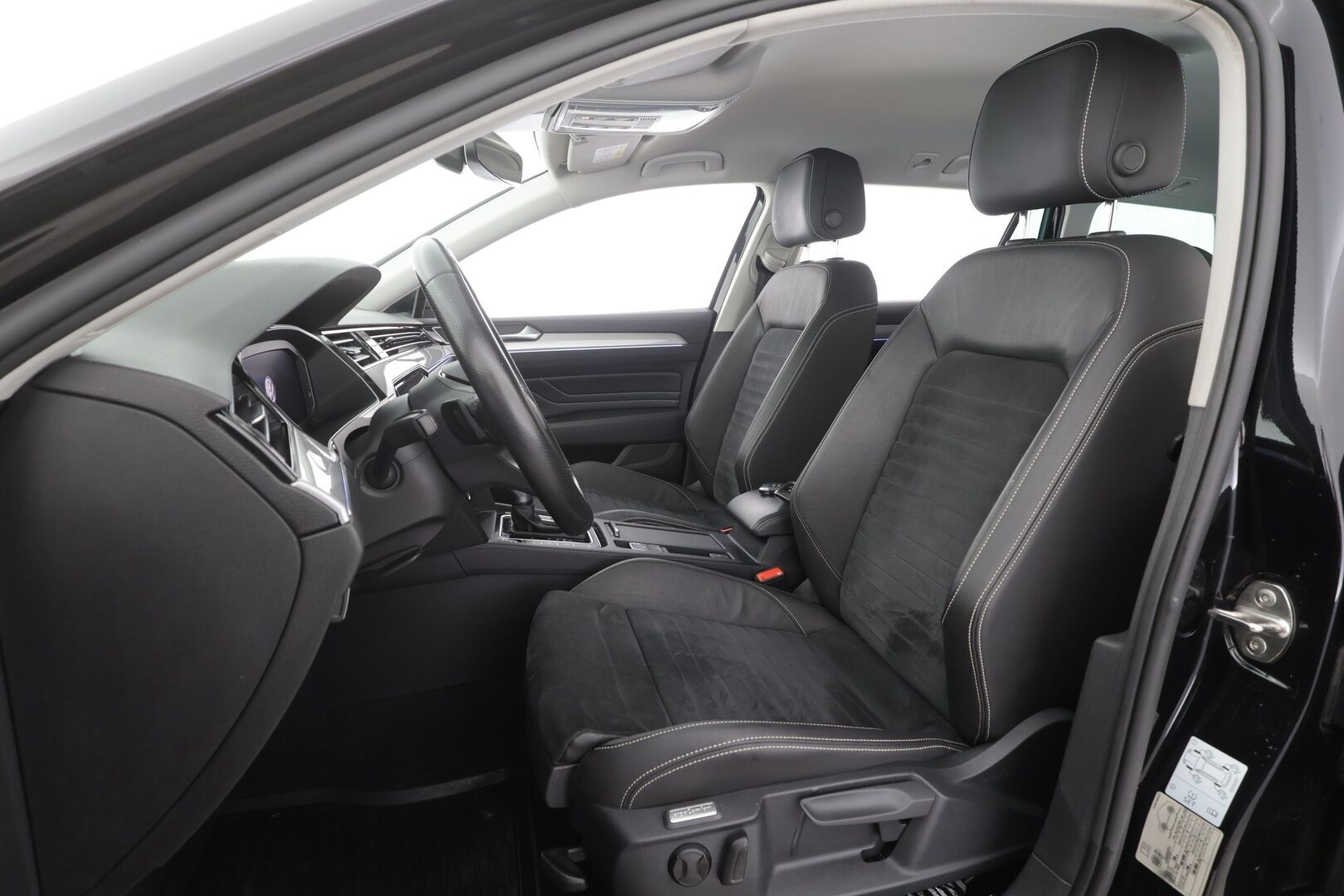 Volkswagen Passat 2020 Variant GTE Plug-In Hybrid 160 kW DSG-automaatti - Facelift | Webasto | ACC | Vetokoukku | Digimittari | iQ Matrix LED | Nahka-Alcantara | Peruutuskamera | ergoComfort | Huippuvarusteet!