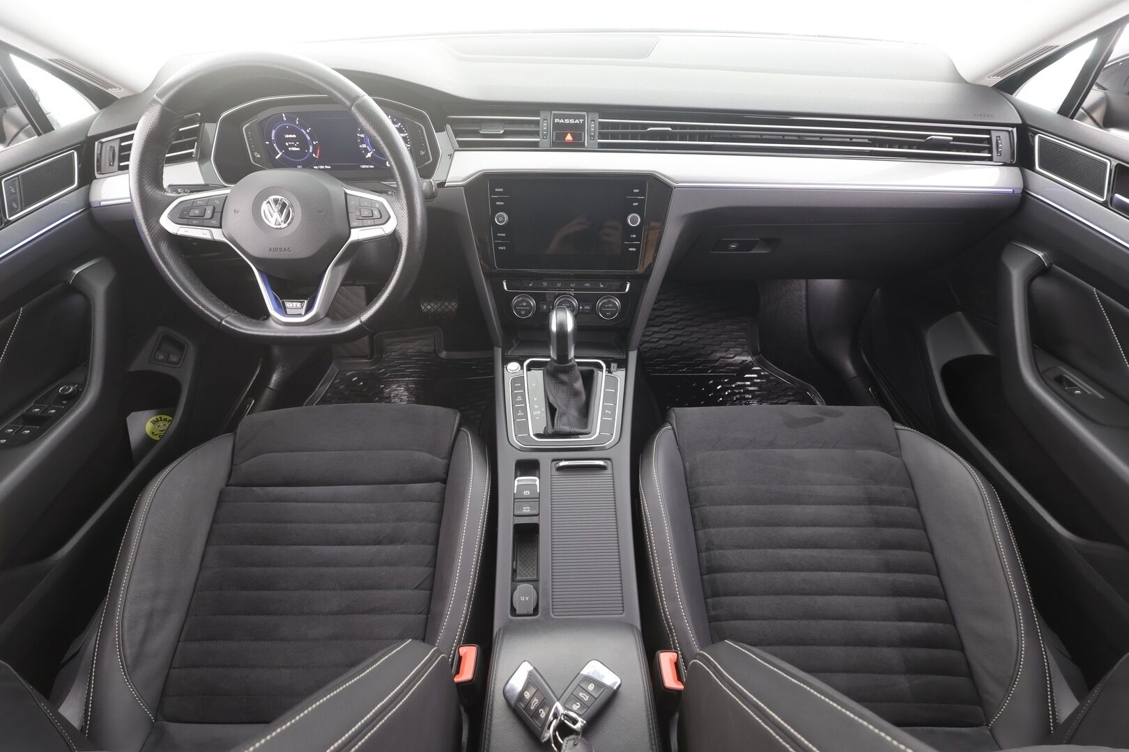 Volkswagen Passat 2020 Variant GTE Plug-In Hybrid 160 kW DSG-automaatti - Facelift | Webasto | ACC | Vetokoukku | Digimittari | iQ Matrix LED | Nahka-Alcantara | Peruutuskamera | ergoComfort | Huippuvarusteet!