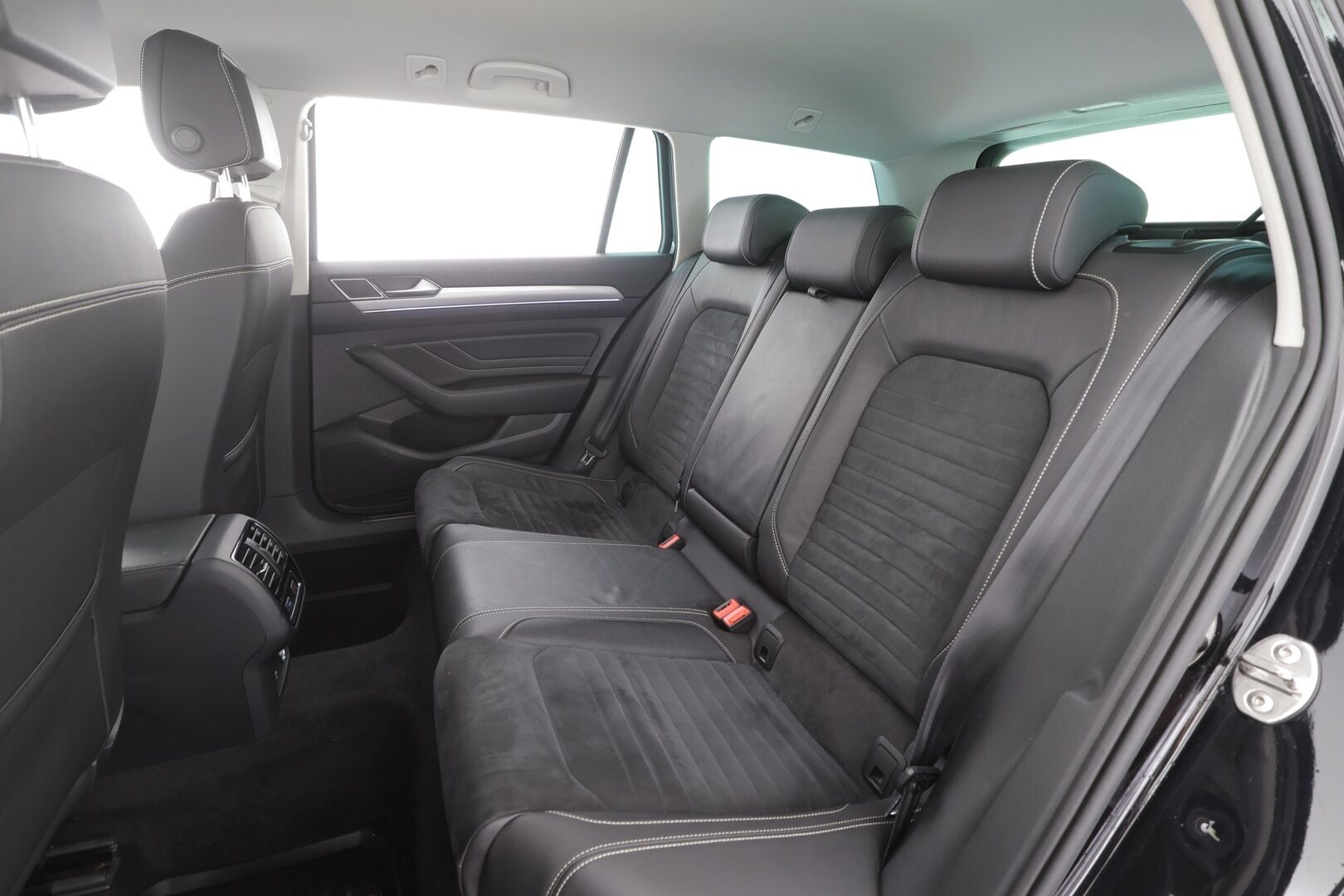 Volkswagen Passat 2020 Variant GTE Plug-In Hybrid 160 kW DSG-automaatti - Facelift | Webasto | ACC | Vetokoukku | Digimittari | iQ Matrix LED | Nahka-Alcantara | Peruutuskamera | ergoComfort | Huippuvarusteet!