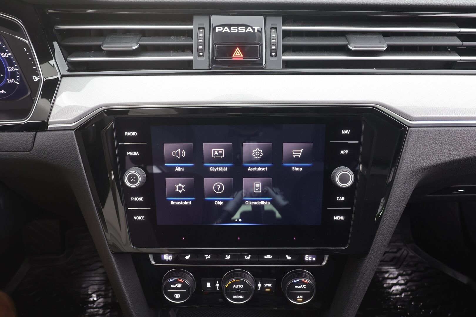 Volkswagen Passat 2020 Variant GTE Plug-In Hybrid 160 kW DSG-automaatti - Facelift | Webasto | ACC | Vetokoukku | Digimittari | iQ Matrix LED | Nahka-Alcantara | Peruutuskamera | ergoComfort | Huippuvarusteet!