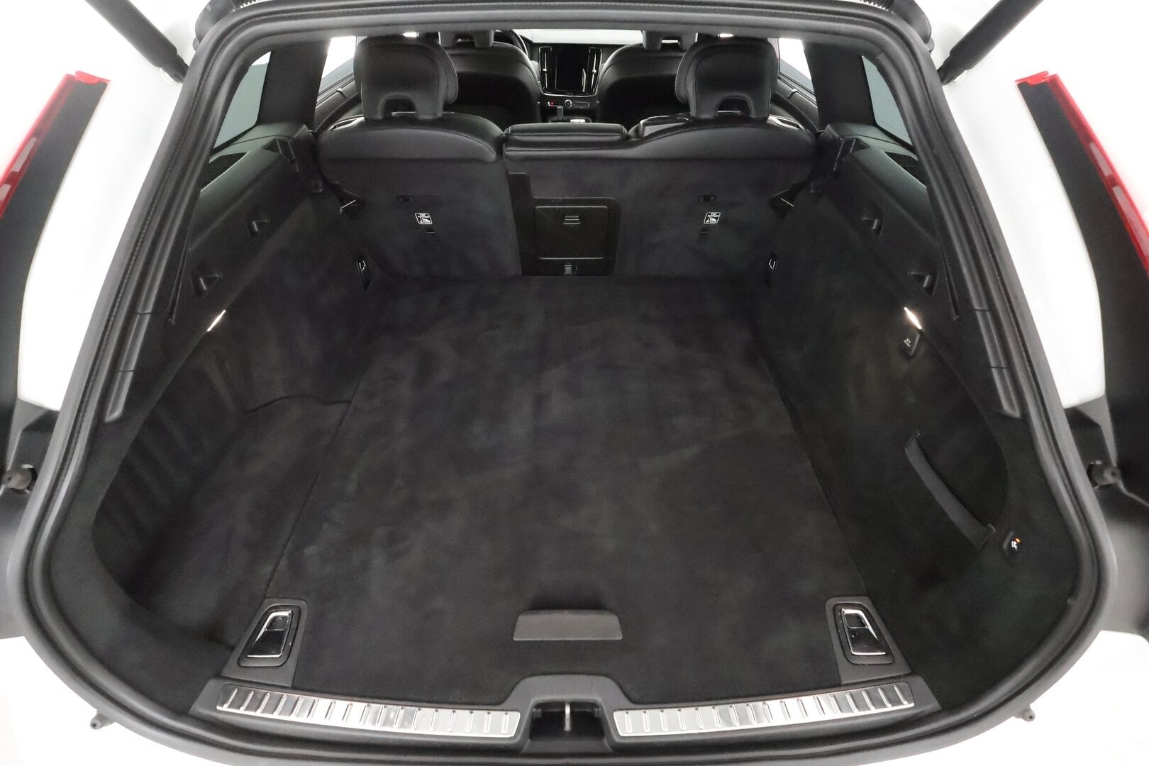 Volvo V90 2020 T8 TwE AWD R-Design aut * Panorama / Webasto / Koukku / ACC / Full-LED / P.Kamera / Sportpenkki Muistilla * - Kahdet renkaat aluvanteilla