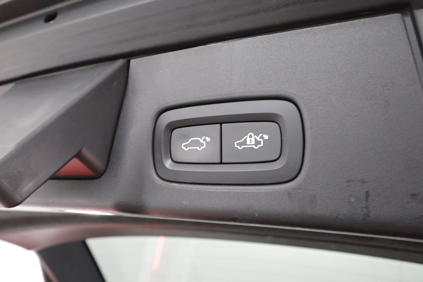 Volvo V90 2020 T8 TwE AWD R-Design aut * Panorama / Webasto / Koukku / ACC / Full-LED / P.Kamera / Sportpenkki Muistilla * - Kahdet renkaat aluvanteilla