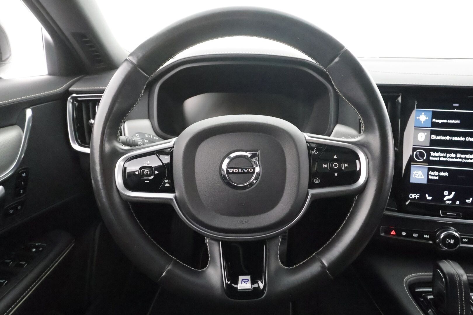 Volvo V90 2020 T8 TwE AWD R-Design aut * Panorama / Webasto / Koukku / ACC / Full-LED / P.Kamera / Sportpenkki Muistilla * - Kahdet renkaat aluvanteilla