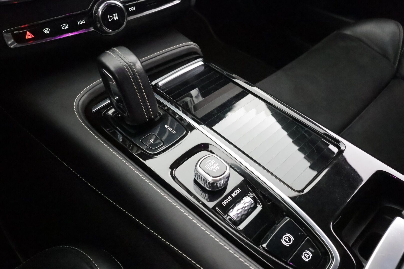 Volvo V90 2020 T8 TwE AWD R-Design aut * Panorama / Webasto / Koukku / ACC / Full-LED / P.Kamera / Sportpenkki Muistilla * - Kahdet renkaat aluvanteilla