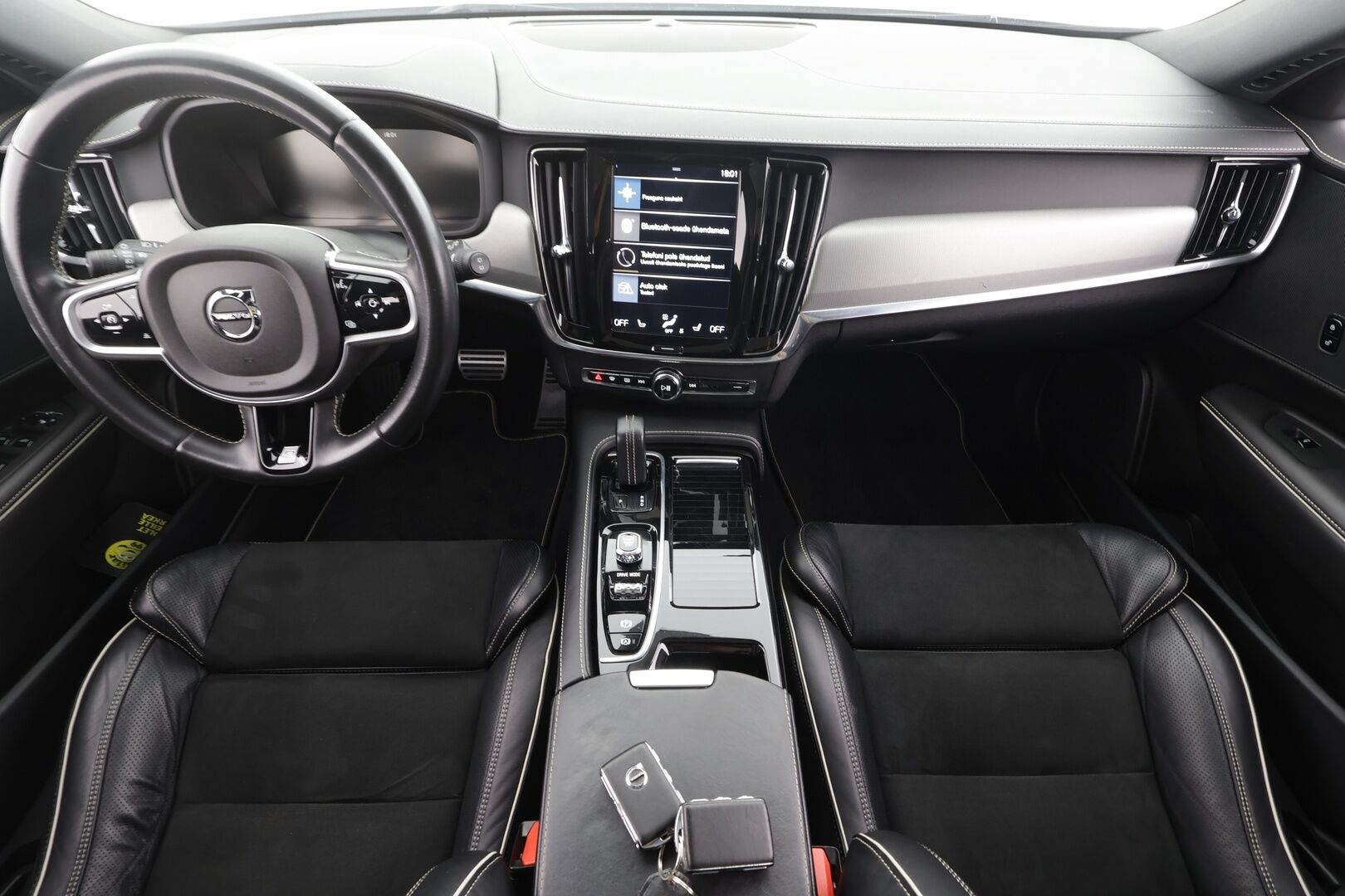 Volvo V90 2020 T8 TwE AWD R-Design aut * Panorama / Webasto / Koukku / ACC / Full-LED / P.Kamera / Sportpenkki Muistilla * - Kahdet renkaat aluvanteilla