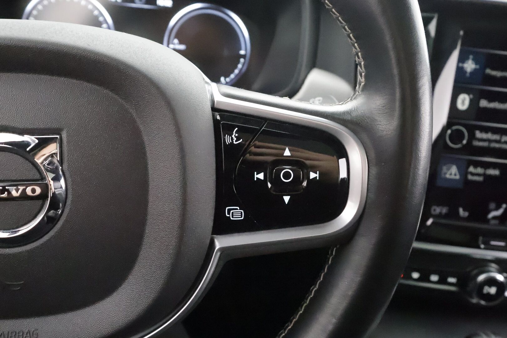 Volvo V90 2020 T8 TwE AWD R-Design aut * Panorama / Webasto / Koukku / ACC / Full-LED / P.Kamera / Sportpenkki Muistilla * - Kahdet renkaat aluvanteilla