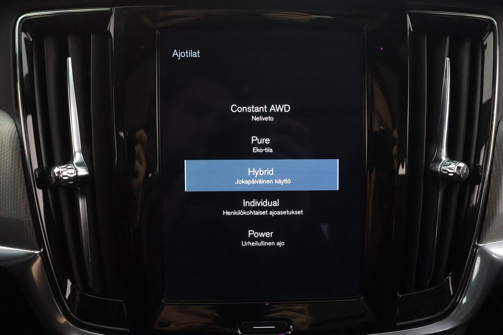 Volvo V90 2020 T8 TwE AWD R-Design aut * Panorama / Webasto / Koukku / ACC / Full-LED / P.Kamera / Sportpenkki Muistilla * - Kahdet renkaat aluvanteilla