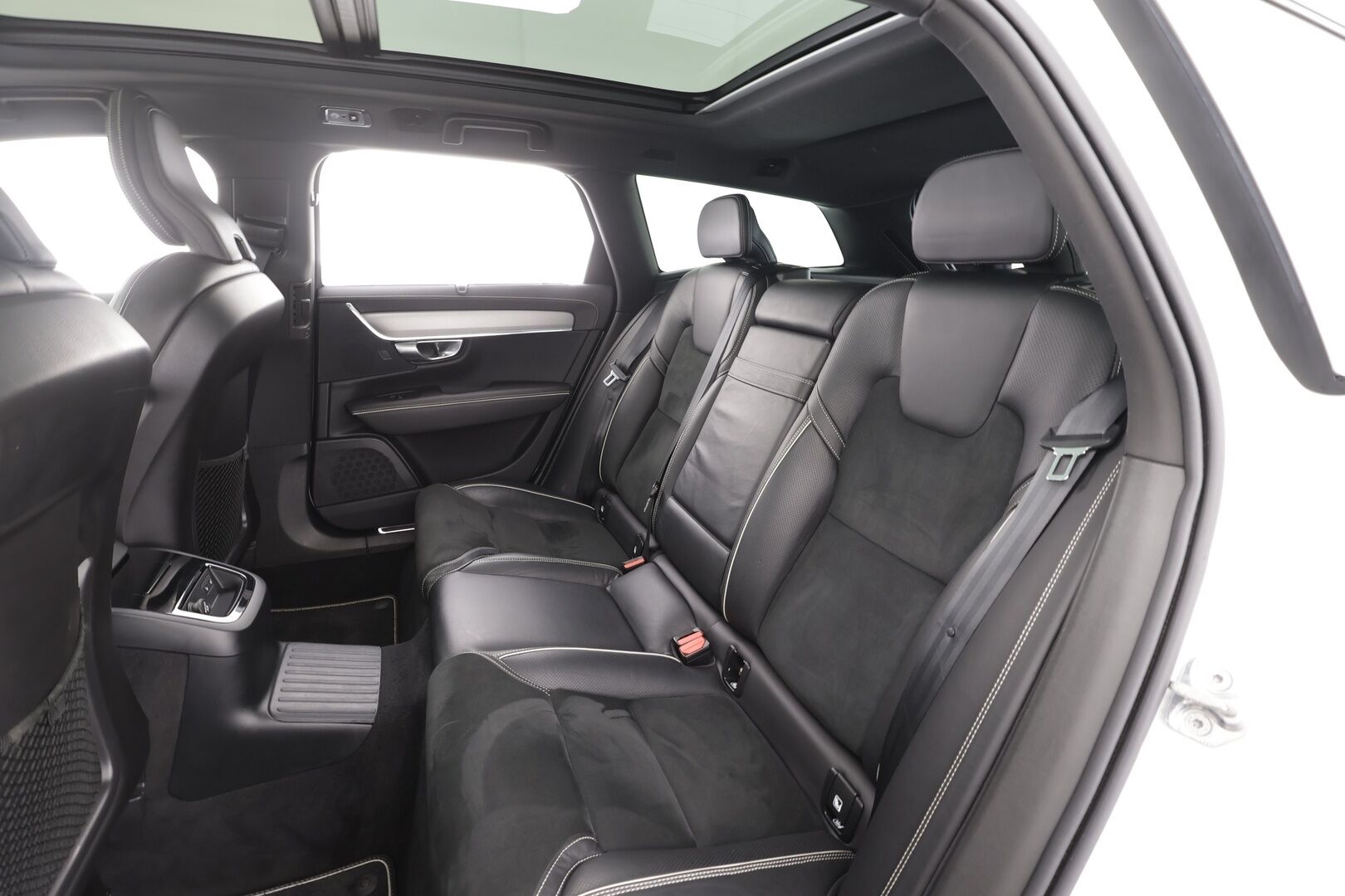 Volvo V90 2020 T8 TwE AWD R-Design aut * Panorama / Webasto / Koukku / ACC / Full-LED / P.Kamera / Sportpenkki Muistilla * - Kahdet renkaat aluvanteilla