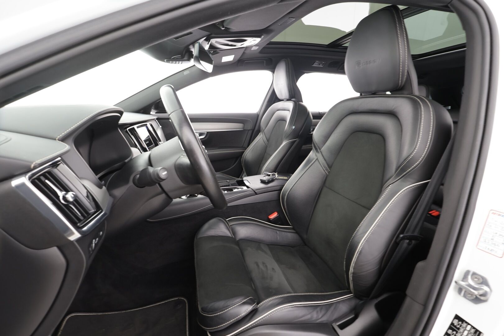 Volvo V90 2020 T8 TwE AWD R-Design aut * Panorama / Webasto / Koukku / ACC / Full-LED / P.Kamera / Sportpenkki Muistilla * - Kahdet renkaat aluvanteilla