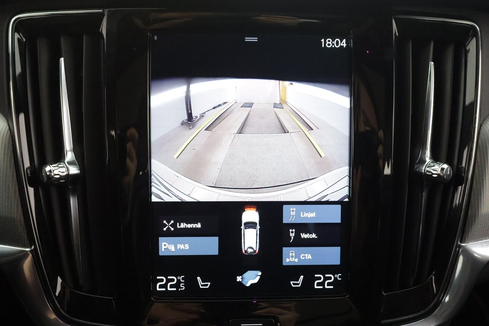 Volvo V90 2020 T8 TwE AWD R-Design aut * Panorama / Webasto / Koukku / ACC / Full-LED / P.Kamera / Sportpenkki Muistilla * - Kahdet renkaat aluvanteilla