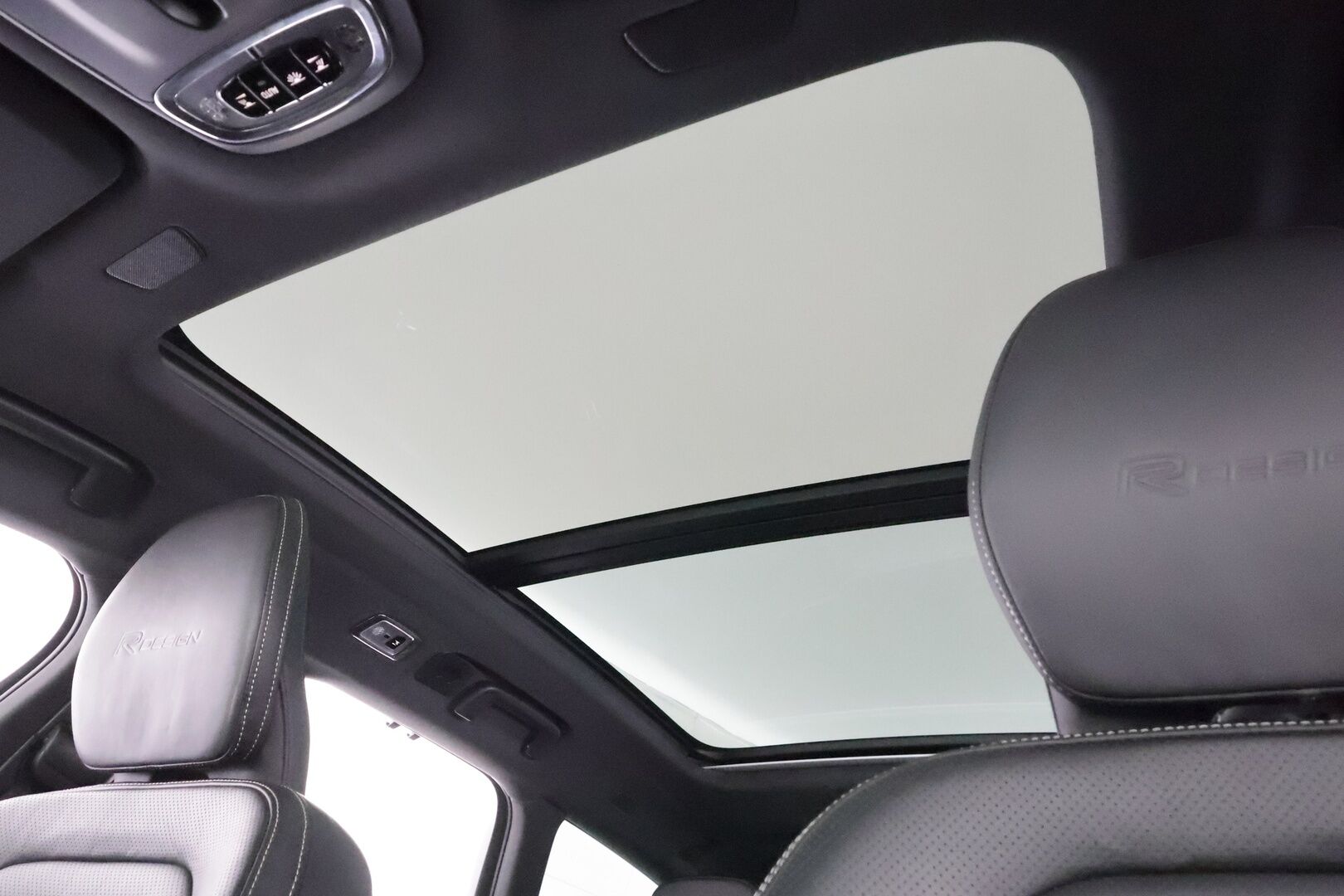 Volvo V90 2020 T8 TwE AWD R-Design aut * Panorama / Webasto / Koukku / ACC / Full-LED / P.Kamera / Sportpenkki Muistilla * - Kahdet renkaat aluvanteilla