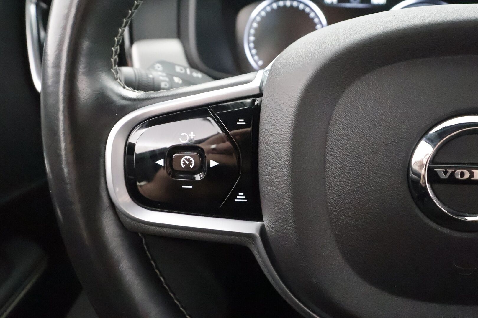 Volvo V90 2020 T8 TwE AWD R-Design aut * Panorama / Webasto / Koukku / ACC / Full-LED / P.Kamera / Sportpenkki Muistilla * - Kahdet renkaat aluvanteilla