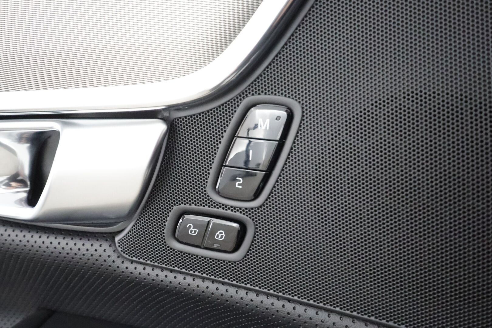 Volvo V90 2020 T8 TwE AWD R-Design aut * Panorama / Webasto / Koukku / ACC / Full-LED / P.Kamera / Sportpenkki Muistilla * - Kahdet renkaat aluvanteilla