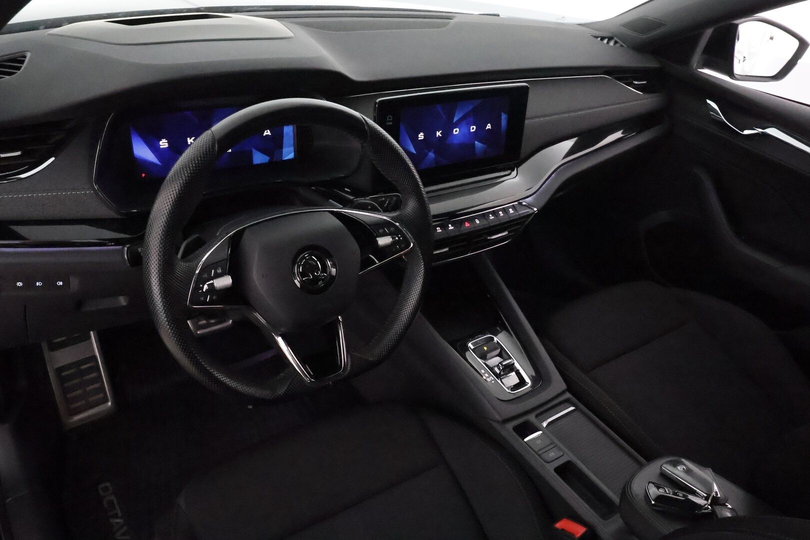 Skoda Octavia 2023 Combi 2.0 TDI 115 Style DSG **Webasto / Koukku / HUD / Adapt.Vakkari / Matrix-LED / P.kamera / Navi / Kaistavahti** - 1-om Suomi-auto / Kahdet Renkaat