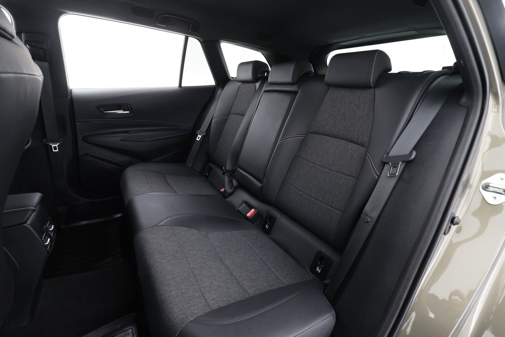 Toyota Corolla 2022 Touring Sports 2,0 Hybrid Active Business * ACC / P.kamera / LED / Navi / Puolinahat / Lohkolämmitin / KeylessGo * - 1.Om Suomi-auto / Kahdet renkaat aluvanteilla - Osta nyt, maksa vasta ensi vuonna