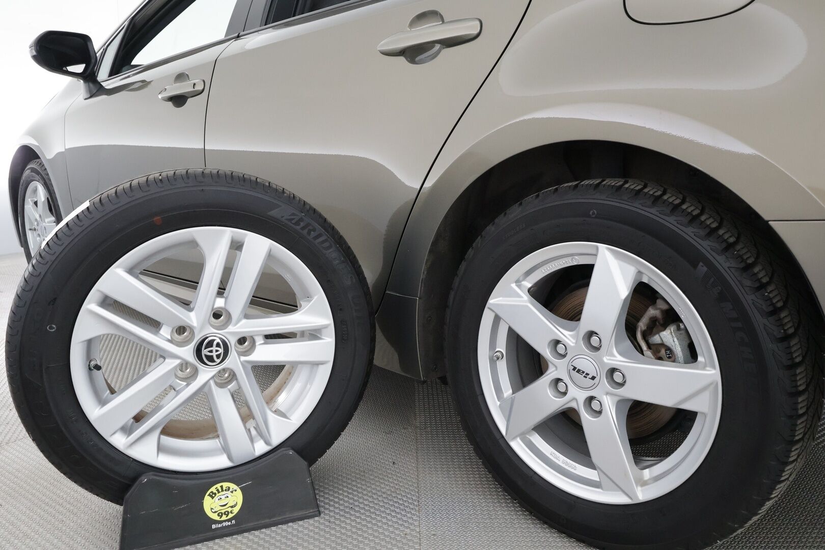 Toyota Corolla 2022 Touring Sports 2,0 Hybrid Active Business * ACC / P.kamera / LED / Navi / Puolinahat / Lohkolämmitin / KeylessGo * - 1.Om Suomi-auto / Kahdet renkaat aluvanteilla - Osta nyt, maksa vasta ensi vuonna