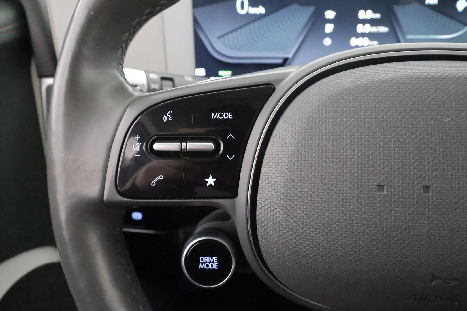 Hyundai IONIQ 5 2022 73 kWh 305 hv AWD Premium Project 45 * ACC / HUD / ILP / 360° / Solar Roof / Relax-istuimet / Bose / Koukku / Ilmastoidut nahat * - Kahdet renkaat aluvanteilla / Merkkihuollettu / Huippuvarusteet