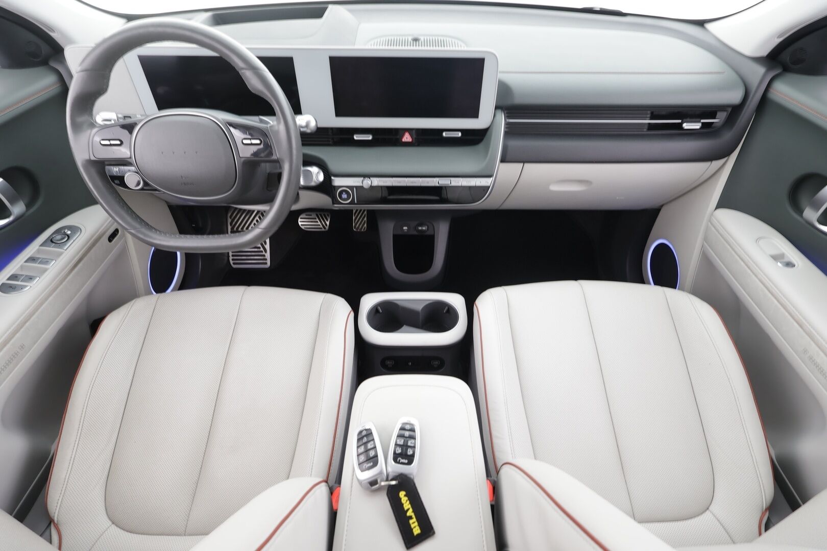 Hyundai IONIQ 5 2022 73 kWh 305 hv AWD Premium Project 45 * ACC / HUD / ILP / 360° / Solar Roof / Relax-istuimet / Bose / Koukku / Ilmastoidut nahat * - Kahdet renkaat aluvanteilla / Merkkihuollettu / Huippuvarusteet