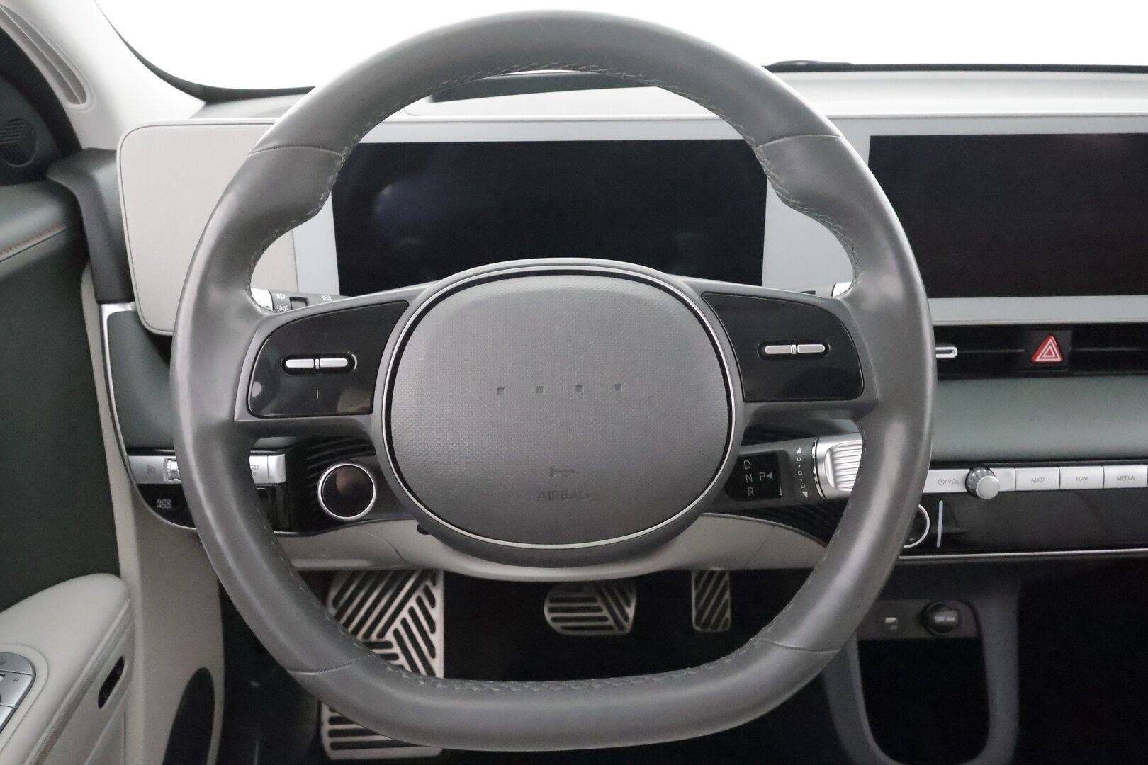 Hyundai IONIQ 5 2022 73 kWh 305 hv AWD Premium Project 45 * ACC / HUD / ILP / 360° / Solar Roof / Relax-istuimet / Bose / Koukku / Ilmastoidut nahat * - Kahdet renkaat aluvanteilla / Merkkihuollettu / Huippuvarusteet