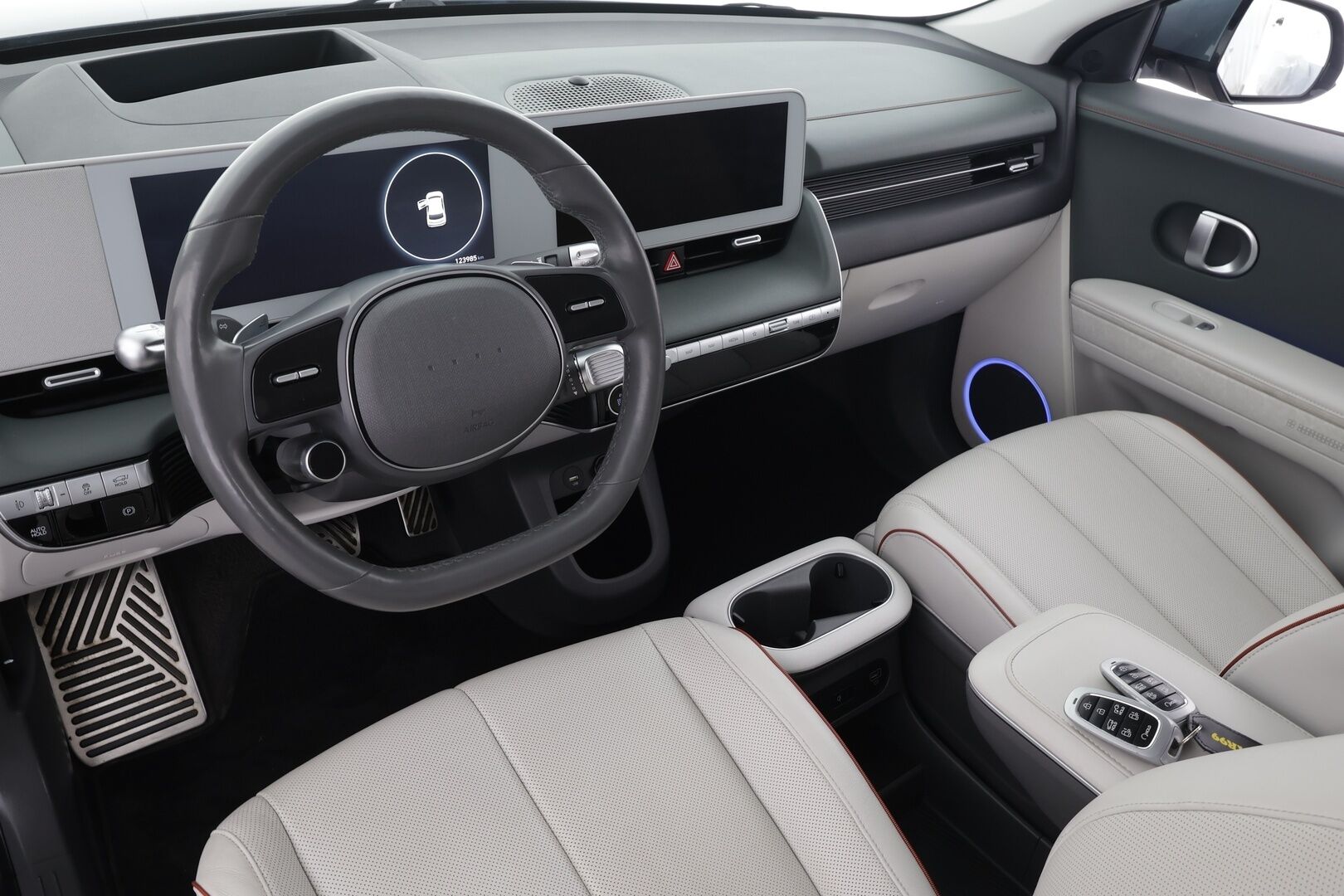 Hyundai IONIQ 5 2022 73 kWh 305 hv AWD Premium Project 45 * ACC / HUD / ILP / 360° / Solar Roof / Relax-istuimet / Bose / Koukku / Ilmastoidut nahat * - Kahdet renkaat aluvanteilla / Merkkihuollettu / Huippuvarusteet