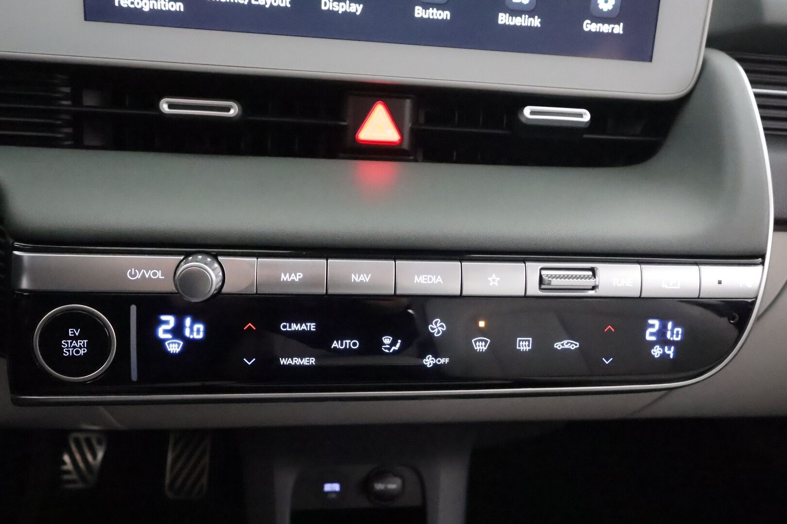 Hyundai IONIQ 5 2022 73 kWh 305 hv AWD Premium Project 45 * ACC / HUD / ILP / 360° / Solar Roof / Relax-istuimet / Bose / Koukku / Ilmastoidut nahat * - Kahdet renkaat aluvanteilla / Merkkihuollettu / Huippuvarusteet