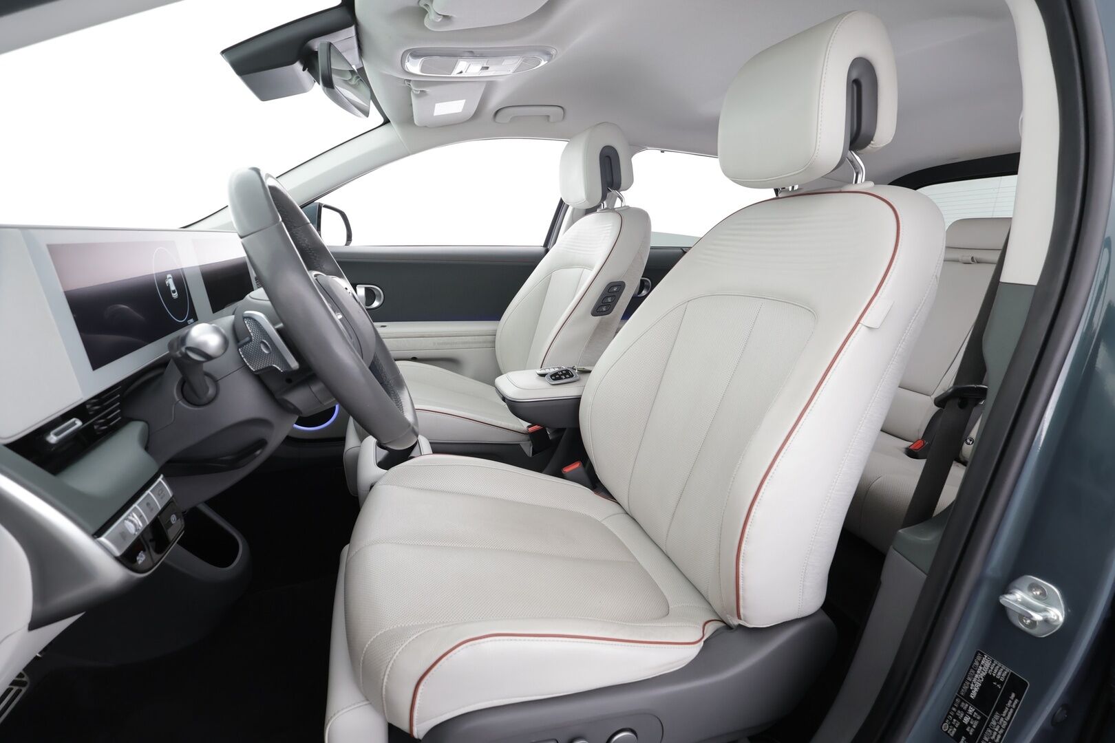 Hyundai IONIQ 5 2022 73 kWh 305 hv AWD Premium Project 45 * ACC / HUD / ILP / 360° / Solar Roof / Relax-istuimet / Bose / Koukku / Ilmastoidut nahat * - Kahdet renkaat aluvanteilla / Merkkihuollettu / Huippuvarusteet