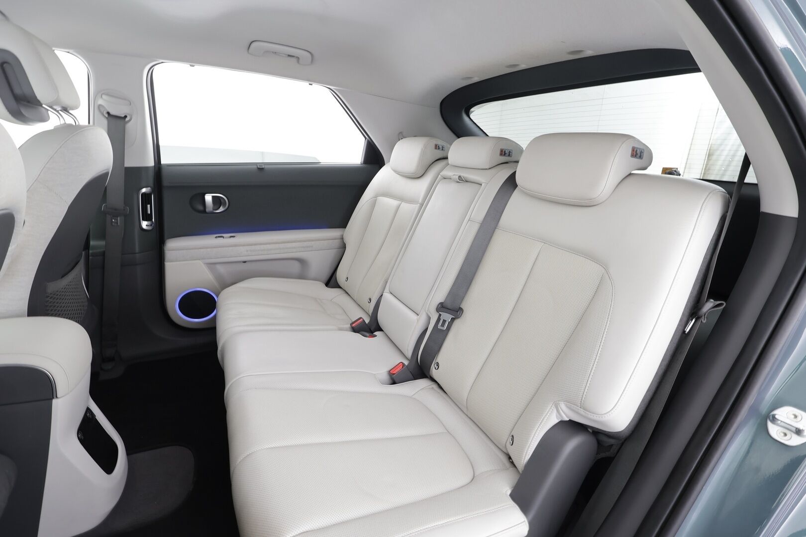 Hyundai IONIQ 5 2022 73 kWh 305 hv AWD Premium Project 45 * ACC / HUD / ILP / 360° / Solar Roof / Relax-istuimet / Bose / Koukku / Ilmastoidut nahat * - Kahdet renkaat aluvanteilla / Merkkihuollettu / Huippuvarusteet