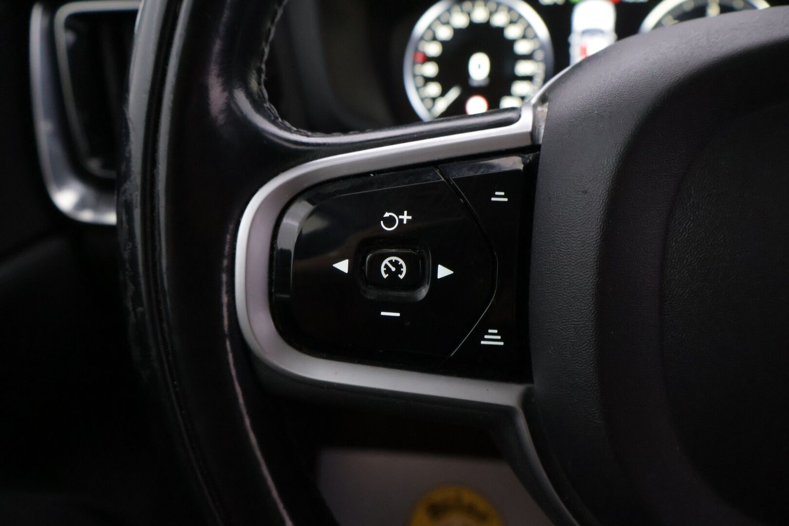 Volvo V60 2020 D4 AWD Momentum Advanced - | ACC | Webasto | Pilot Assist | Sähk. koukku | Ratinlämmitin | Puolinahat | Sähköinen takaluukku |