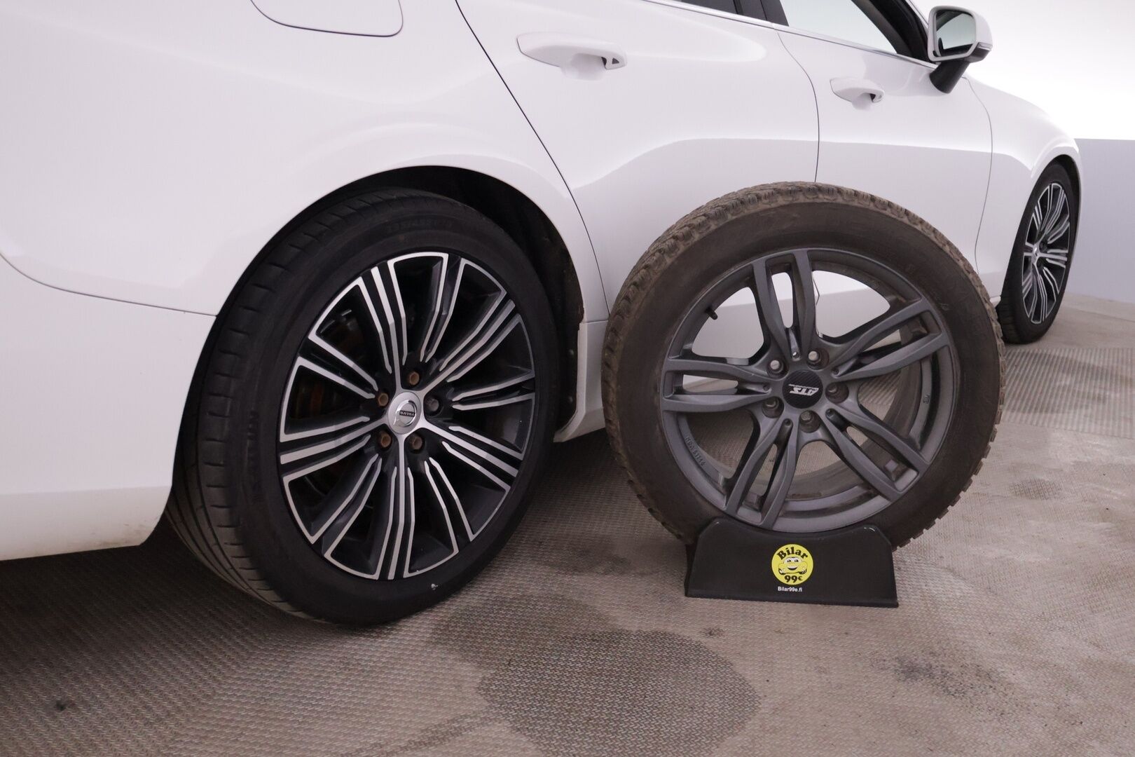 Volvo V60 2020 D4 AWD Momentum Advanced *ACC / Webasto / Pilot Assist / Sähk. koukku / Ratinlämmitin / Puolinahat* - Hyväkuntoiset kesä- ja talvirenkaat / Huippusiisti!