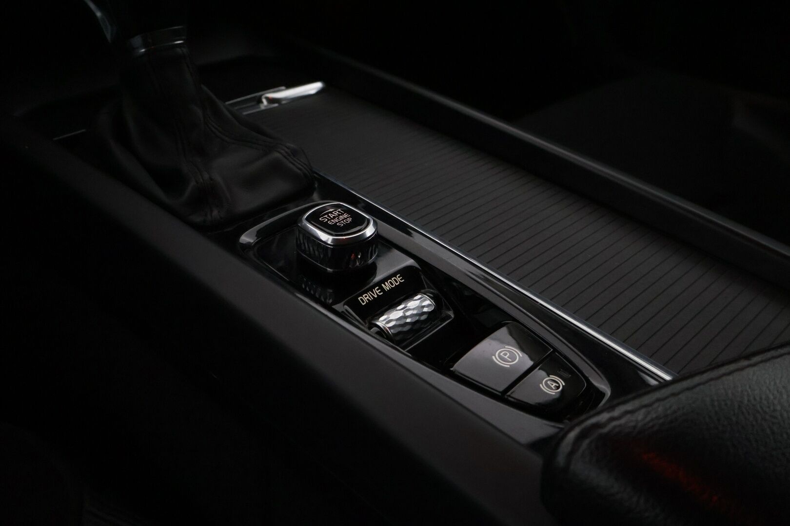 Volvo V60 2020 D4 AWD Momentum Advanced *ACC / Webasto / Pilot Assist / Sähk. koukku / Ratinlämmitin / Puolinahat* - 2x Renkaat ja vanteet / Hyvät nastarenkaat