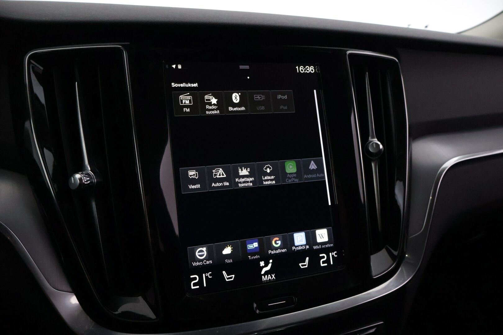 Volvo V60 2020 D4 AWD Momentum Advanced - | ACC | Webasto | Pilot Assist | Sähk. koukku | Ratinlämmitin | Puolinahat | Sähköinen takaluukku |