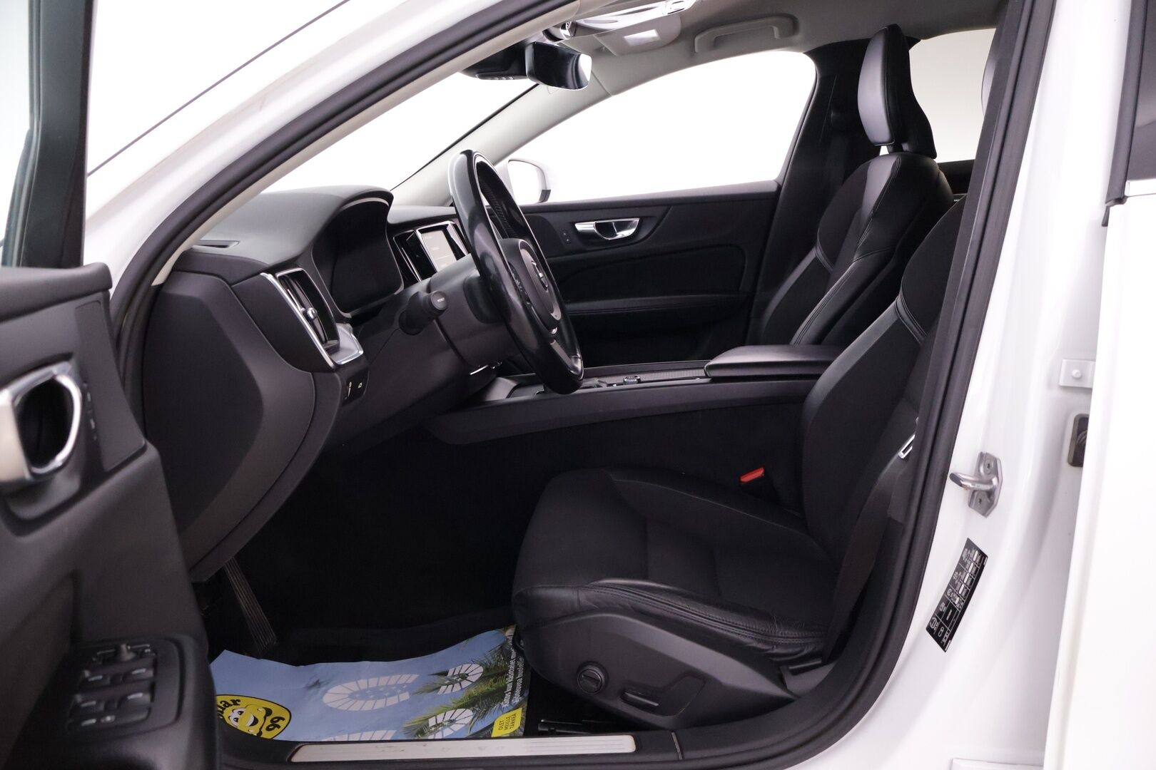 Volvo V60 2020 D4 AWD Momentum Advanced - | ACC | Webasto | Pilot Assist | Sähk. koukku | Ratinlämmitin | Puolinahat | Sähköinen takaluukku |