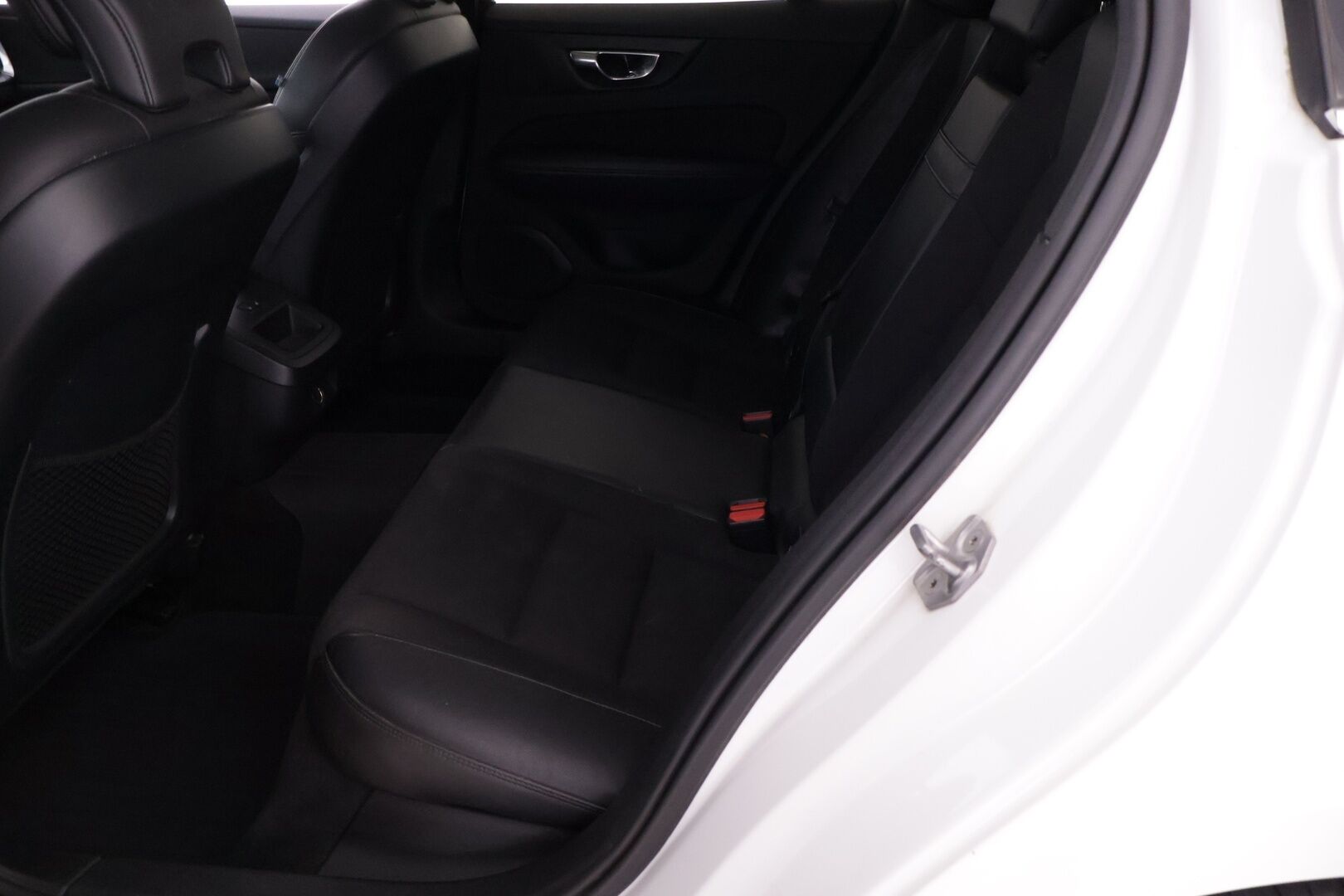 Volvo V60 2020 D4 AWD Momentum Advanced - | ACC | Webasto | Pilot Assist | Sähk. koukku | Ratinlämmitin | Puolinahat | Sähköinen takaluukku |
