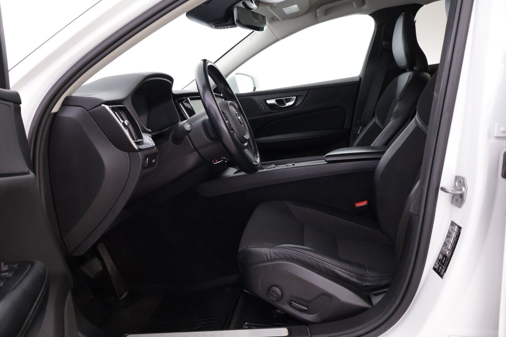 Volvo V60 2020 D4 AWD Momentum Advanced *ACC / Webasto / Pilot Assist / Sähk. koukku / Ratinlämmitin / Puolinahat* - 2x Renkaat ja vanteet / Hyvät nastarenkaat